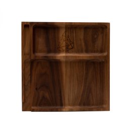 Ernest Machalski Fotografia - Kwadratowa, drewniana taca z przegródkami i wygrawerowanym geometrycznym wzorem na jasnym tle.