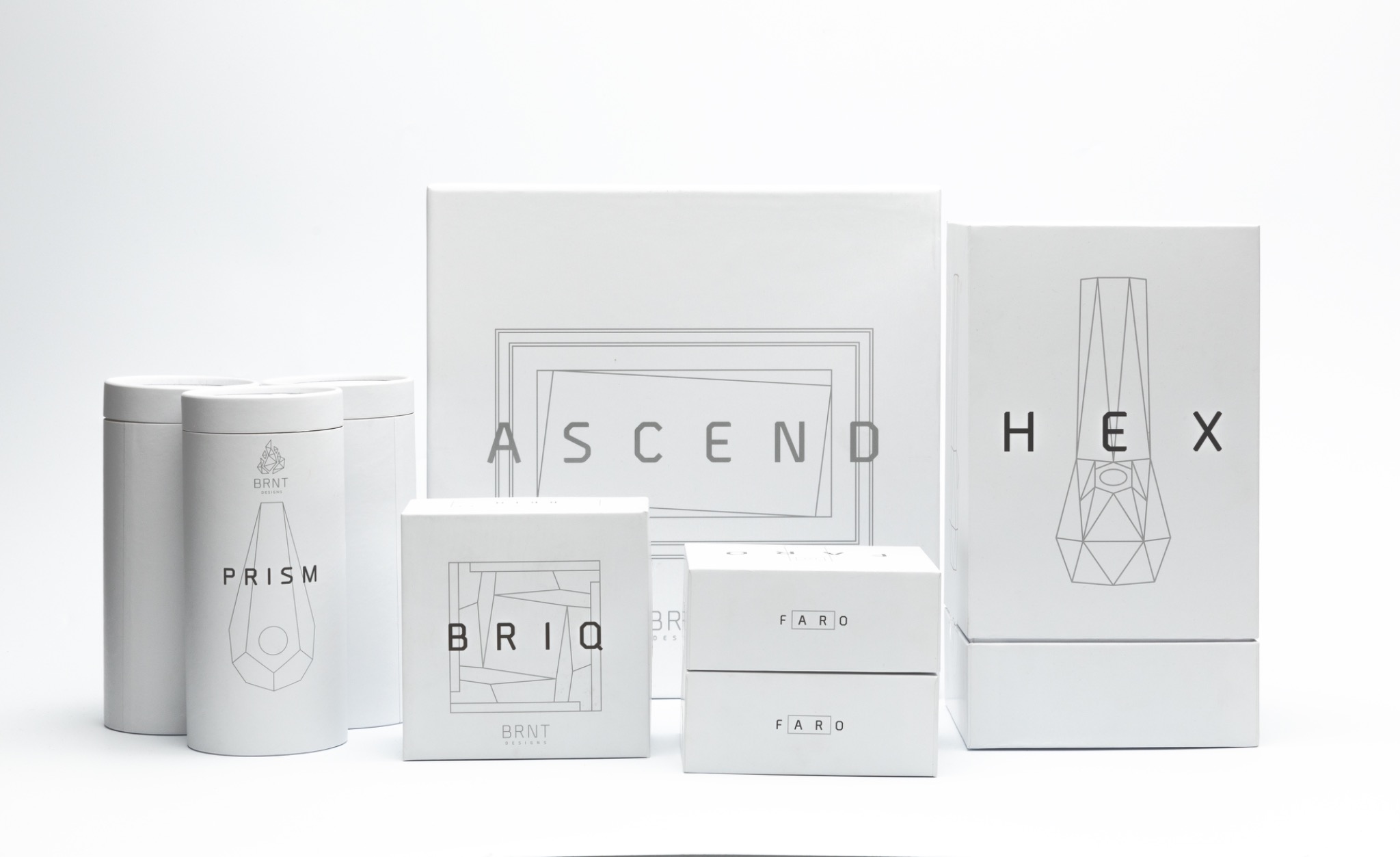Kompilacja białych opakowań produktowych z minimalistycznymi nazwami: Prism, Briq, Faro, Ascend i Hex, prezentowanych na jasnym tle.