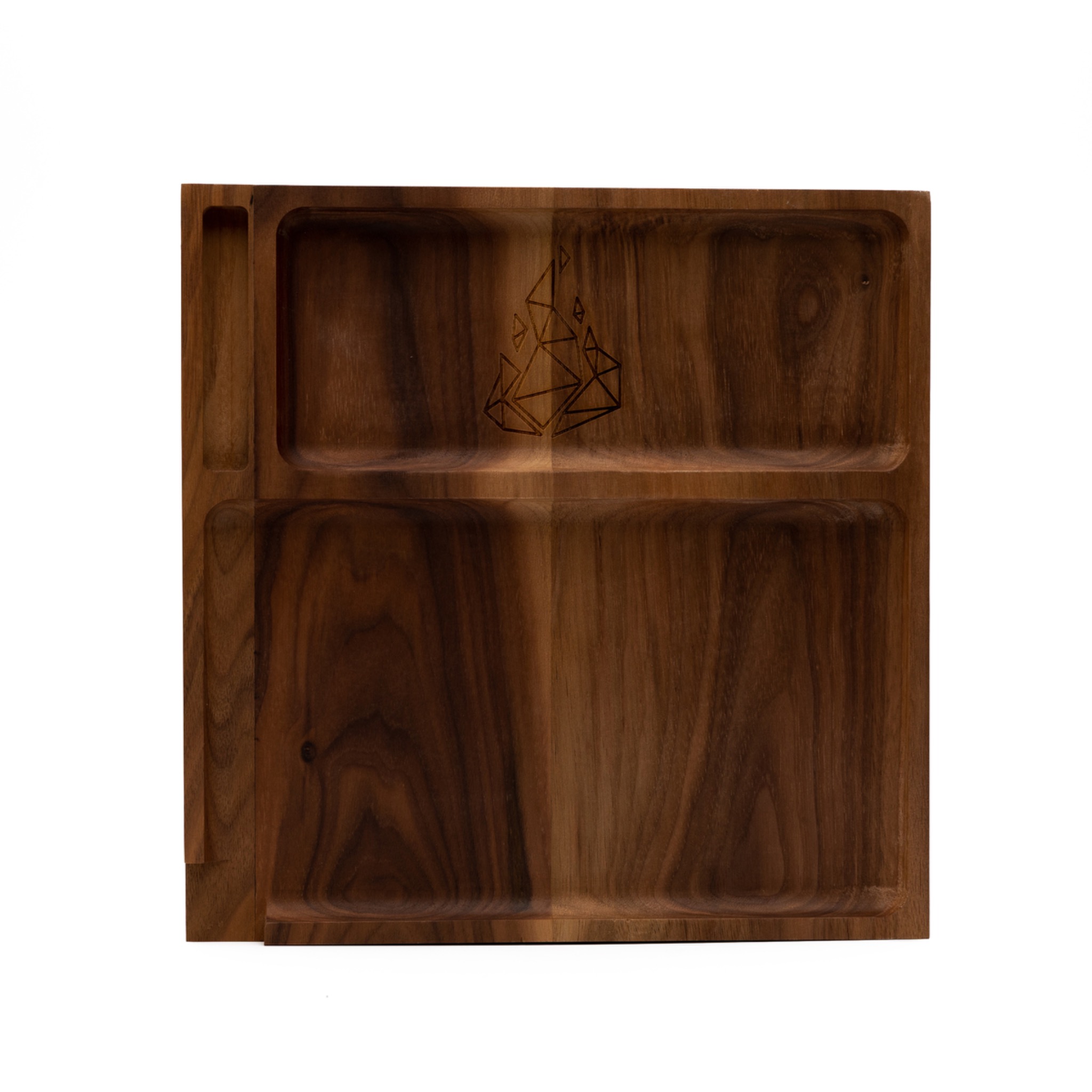 Kwadratowa, drewniana taca z przegródkami i wygrawerowanym geometrycznym wzorem na jasnym tle.