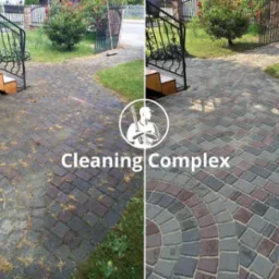 Porównanie stanu kostki brukowej przed i po czyszczeniu: po lewej stronie zabrudzona, po prawej odświeżona, z widocznym wzorem ułożenia i uzupełnionymi fugami, widoczne schody z metalową barierką...