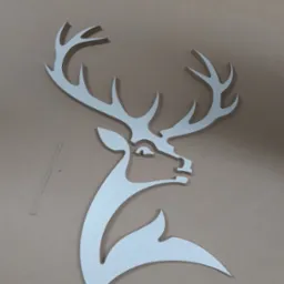 Wycięty z metalu biały profil głowy jelenia z rogami na brązowym tle.