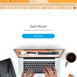 Dawid Grochowski - Widok z góry na ręce piszące na laptopie wyświetlającym stronę internetową BestShop z hasłem 'Sell More!', otoczony notatnikami, długopisem, smartfonem i kawą.