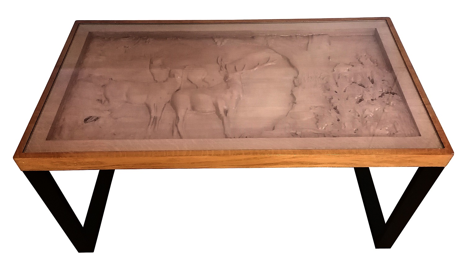 Stolik kawowy z drewnianym blatem, na którym pod szklaną szybą znajduje się płaskorzeźba przedstawiająca jelenie w lesie, całość wsparta na czarnych, metalowych nogach w kształcie litery V.