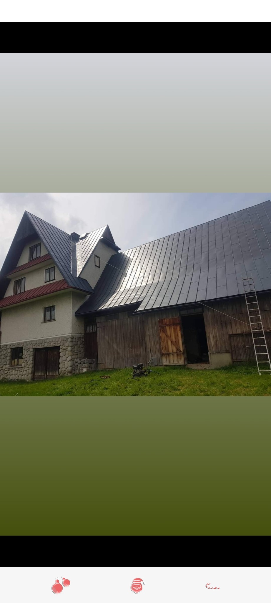 Dom z nowym, błyszczącym metalowym dachem, z drabina opartą o budynek gospodarczy.