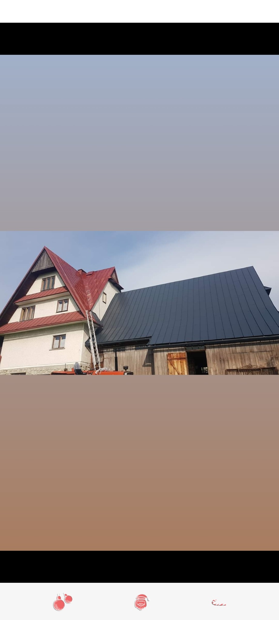 Dom z nowym czerwonym dachem i budynek gospodarczy z nowym szarym dachem, drabina oparta o ścianę domu.