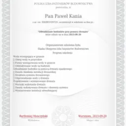 Skan certyfikatu Polskiej Izby Inżynierów Budownictwa dla Pana Pawła Kani za ukończenie szkolenia on-line 'Odwadnianie budynków przy pomocy drenażu', z listą tematów szkolenia i danymi wykładowcy...