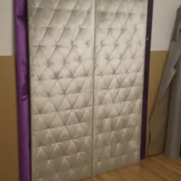 Dwa panele tapicerowane w romby, obite jasnym materiałem, z fioletową ramą, ustawione na podłodze z paneli.