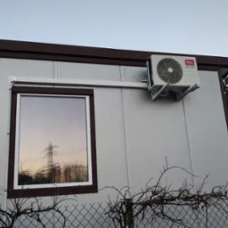 Montaż klimatyzacji w budynku z płyty warstwowej.