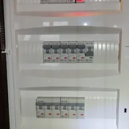 Wymiana rozdzielnicy elektrycznej w domu. Nowa