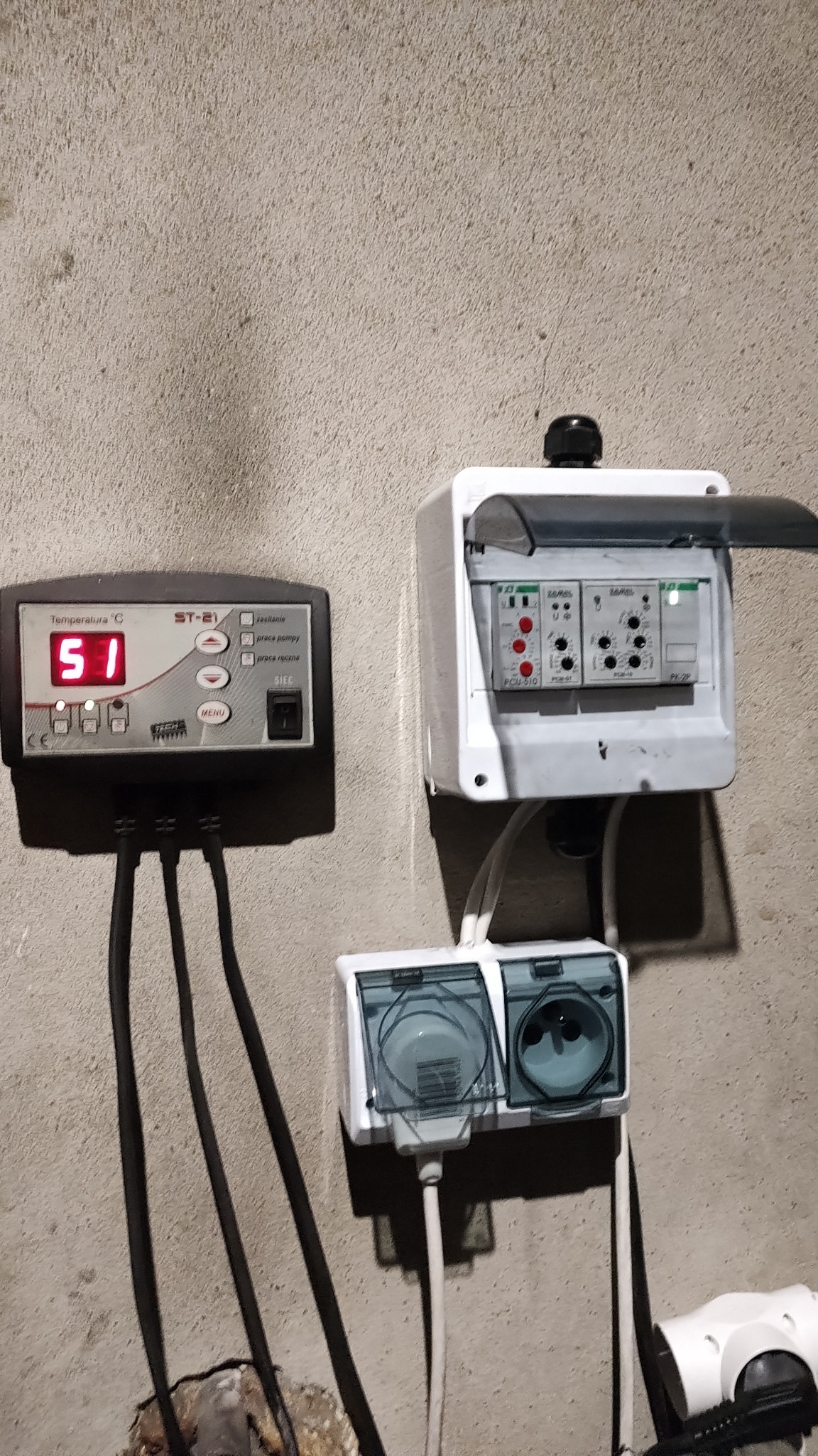Panel sterowania temperaturą ST-21 z wyświetlaną wartością 51 stopni Celsjusza, obok skrzynka elektryczna Zamel PCU-510 i gniazda wtykowe z przezroczystymi osłonami, zamontowane na szarej...