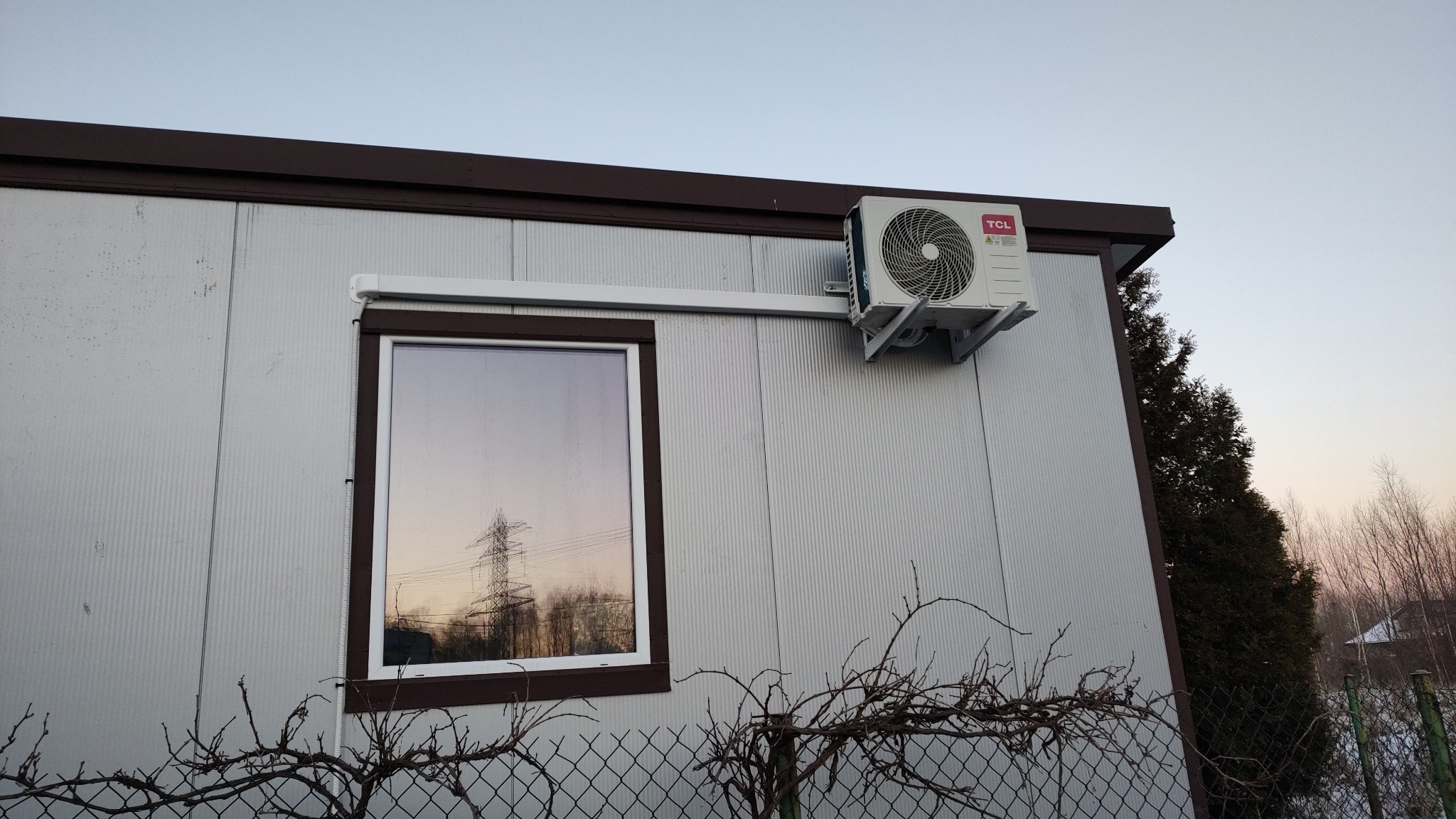 Montaż klimatyzacji w budynku z płyty warstwowej.