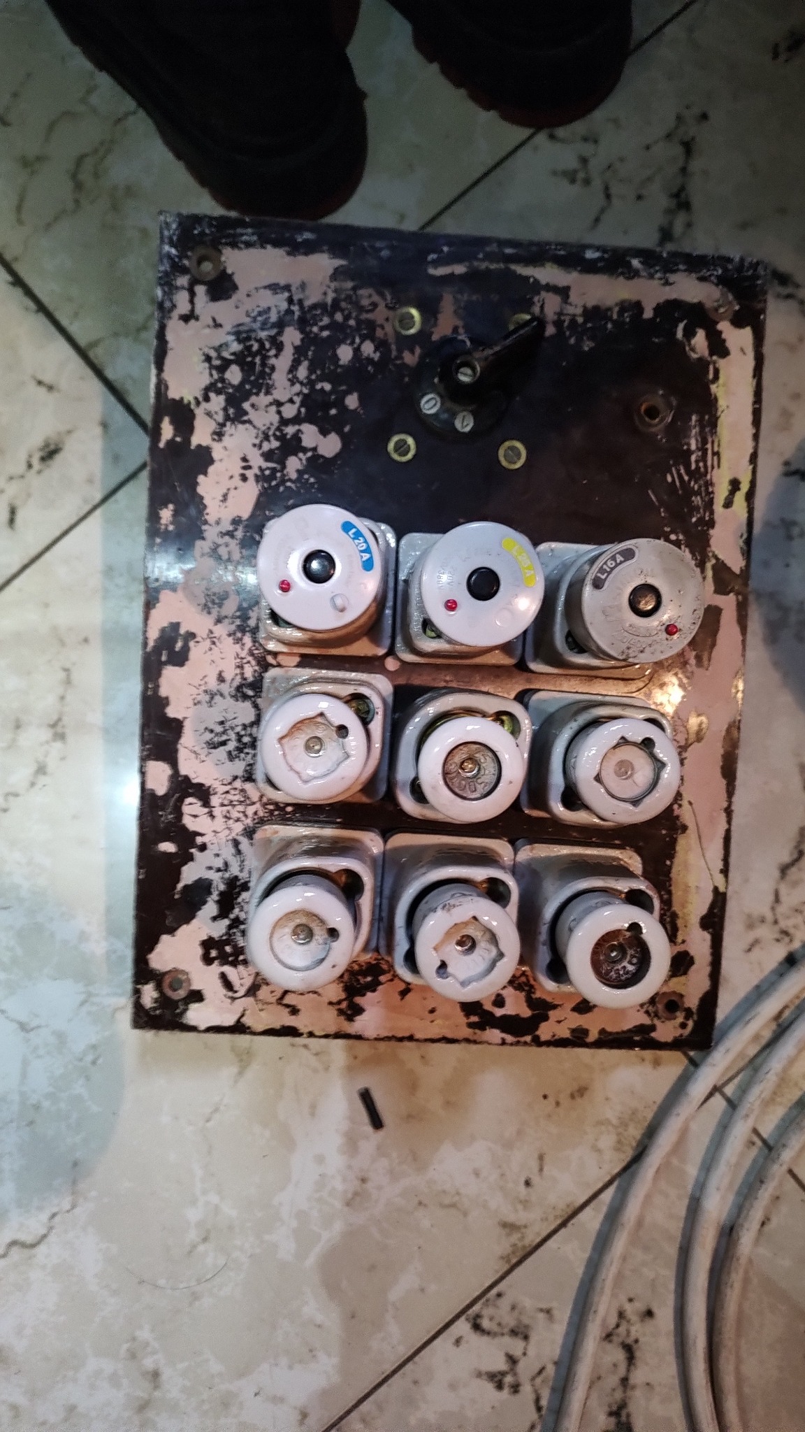 Wymiana rozdzielnicy elektrycznej w domu. Stara