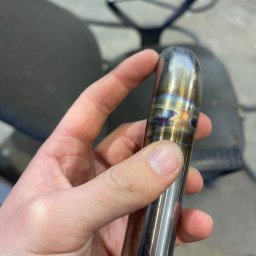 Cyra Usługi Spawalnicze - Polerowany metalowy element z widocznymi śladami spawania, trzymany w dłoni, ukazujący precyzyjne łączenie