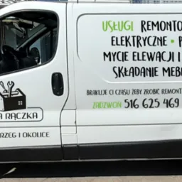 Biały samochód dostawczy z czarnymi felgami, oklejony reklamą usług remontowych, elektrycznych, hydraulicznych, prac ogrodowych, mycia elewacji i kostki brukowej oraz składania mebli, z logo Złota...