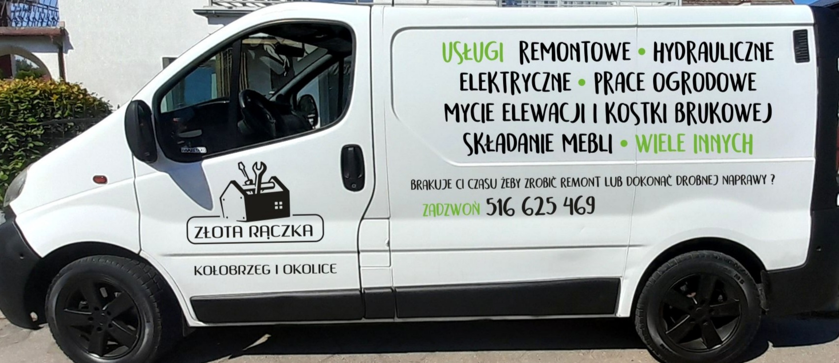 Biały samochód dostawczy z czarnymi felgami, oklejony reklamą usług remontowych, elektrycznych, hydraulicznych, prac ogrodowych, mycia elewacji i kostki brukowej oraz składania mebli, z logo Złota...