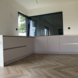 Kaszmirowe kuchnia za złotymi listwami i blatem kompaktowym