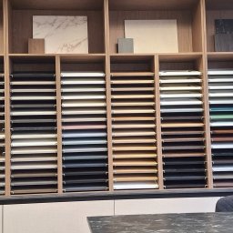 AVAR BESPOKE SPÓŁKA Z OGRANICZONĄ ODPOWIEDZIALNOŚCIĄ - Showroom AVAR - próbki frontów, blatów i uchwyty