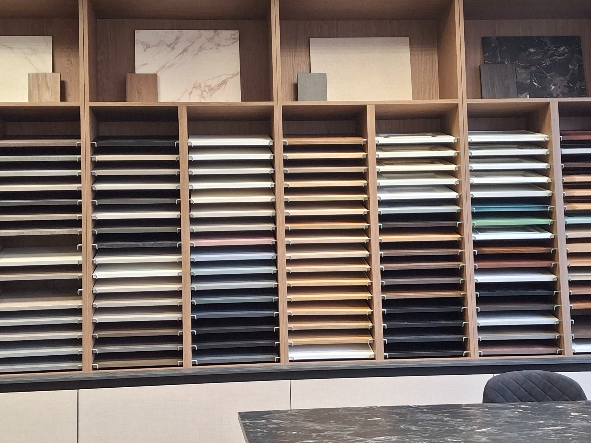 Showroom AVAR - próbki frontów, blatów i uchwyty