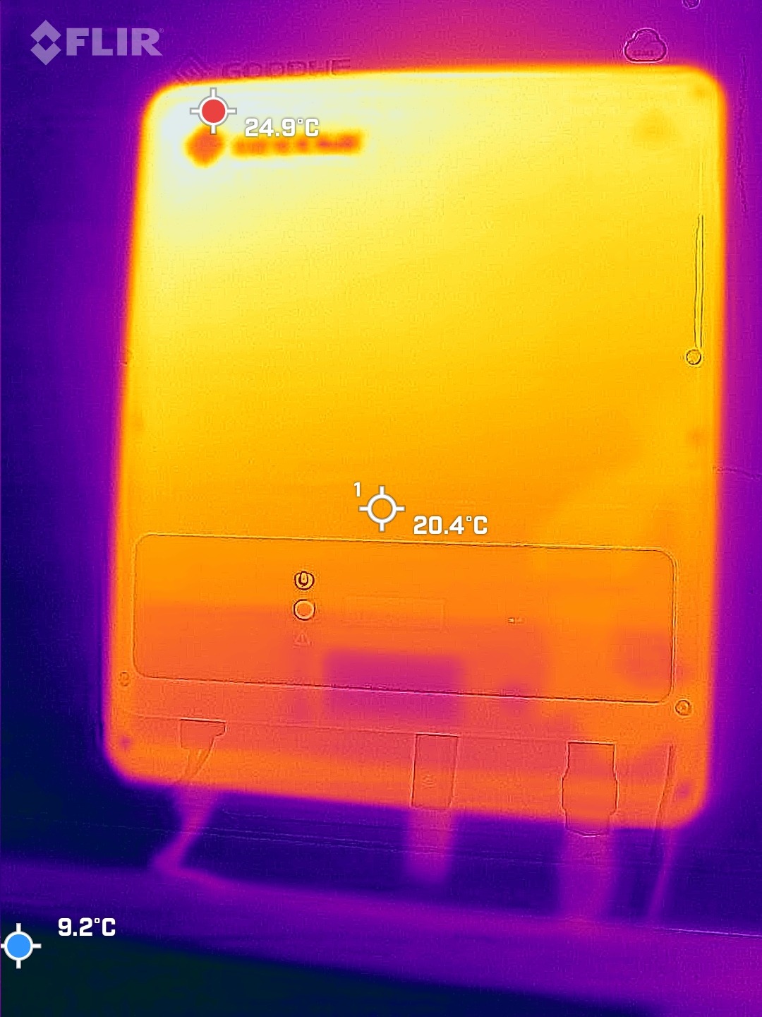 Termowizyjny obraz rozdzielnicy elektrycznej z zaznaczonymi punktami pomiaru temperatury, wskazującymi na prawidłowy rozkład ciepła.