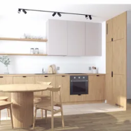 Jasna kuchnia z drewnianymi frontami szafek i okrągłym stołem z krzesłami, minimalistyczne oświetlenie punktowe na suficie, dekoracyjne półki z naczyniami.