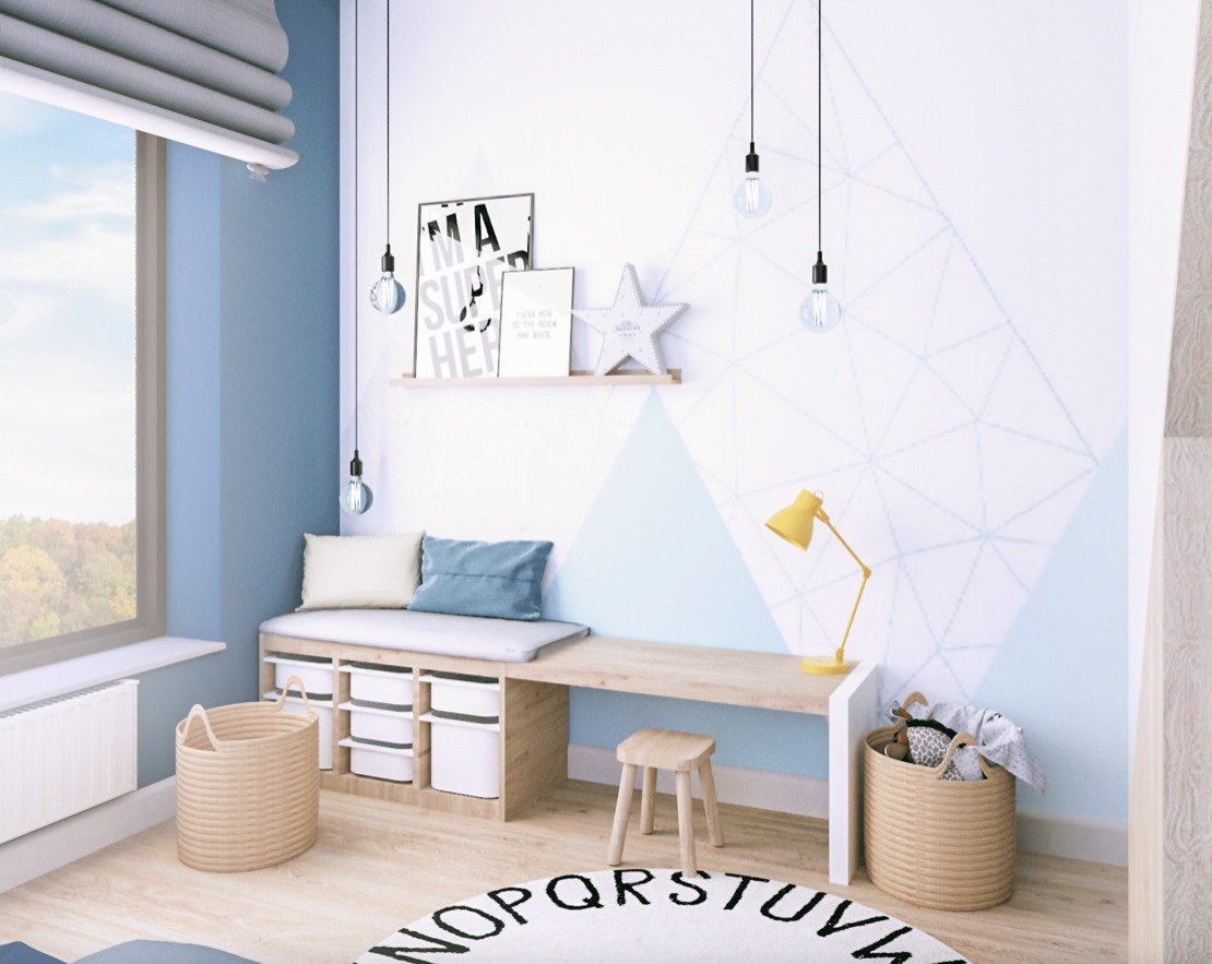 Jasne, dziecięce wnętrze z biurkiem, siedziskiem z szufladami, dywanem z literami i geometrycznym wzorem na ścianie w odcieniach błękitu i bieli.