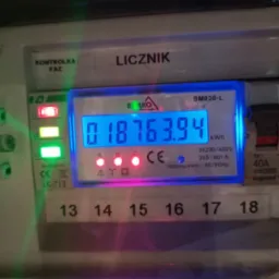 Licznik energii elektrycznej BM030-L z wyświetlanym odczytem 018763.94 kWh, kontrolki faz L1, L2, L3 oraz oznaczenia 3x230/400V, 3x5(80)A, 1000imp/kWh.