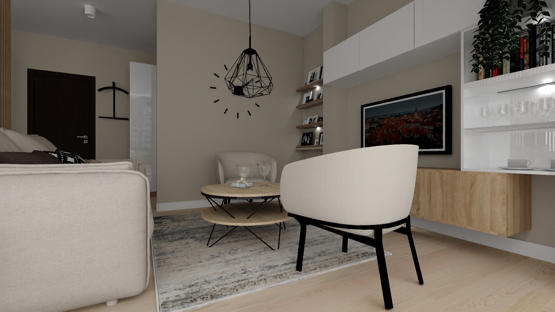 Wnętrze salonu w neutralnych barwach z beżową sofą, krzesłami i stolikiem kawowym. Na ścianie designerski zegar i półki z ramkami. Nad komodą wisząca roślina i obraz w czarnej ramie.