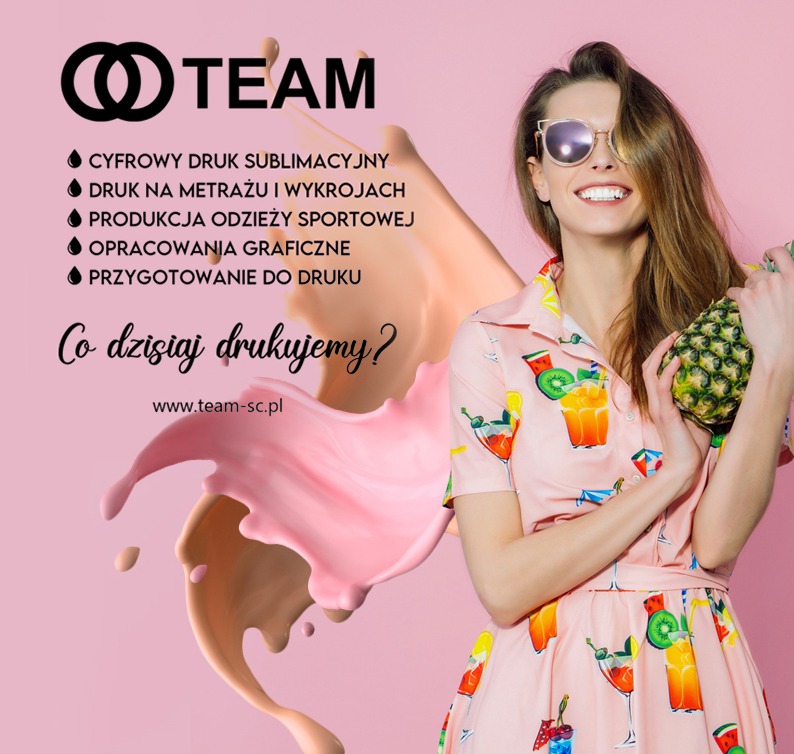 Reklama firmy oferującej cyfrowy druk sublimacyjny, druk na metrażu i wykrojach, produkcję odzieży sportowej, opracowania graficzne i przygotowanie do druku. Uśmiechnięta modelka w sukience...
