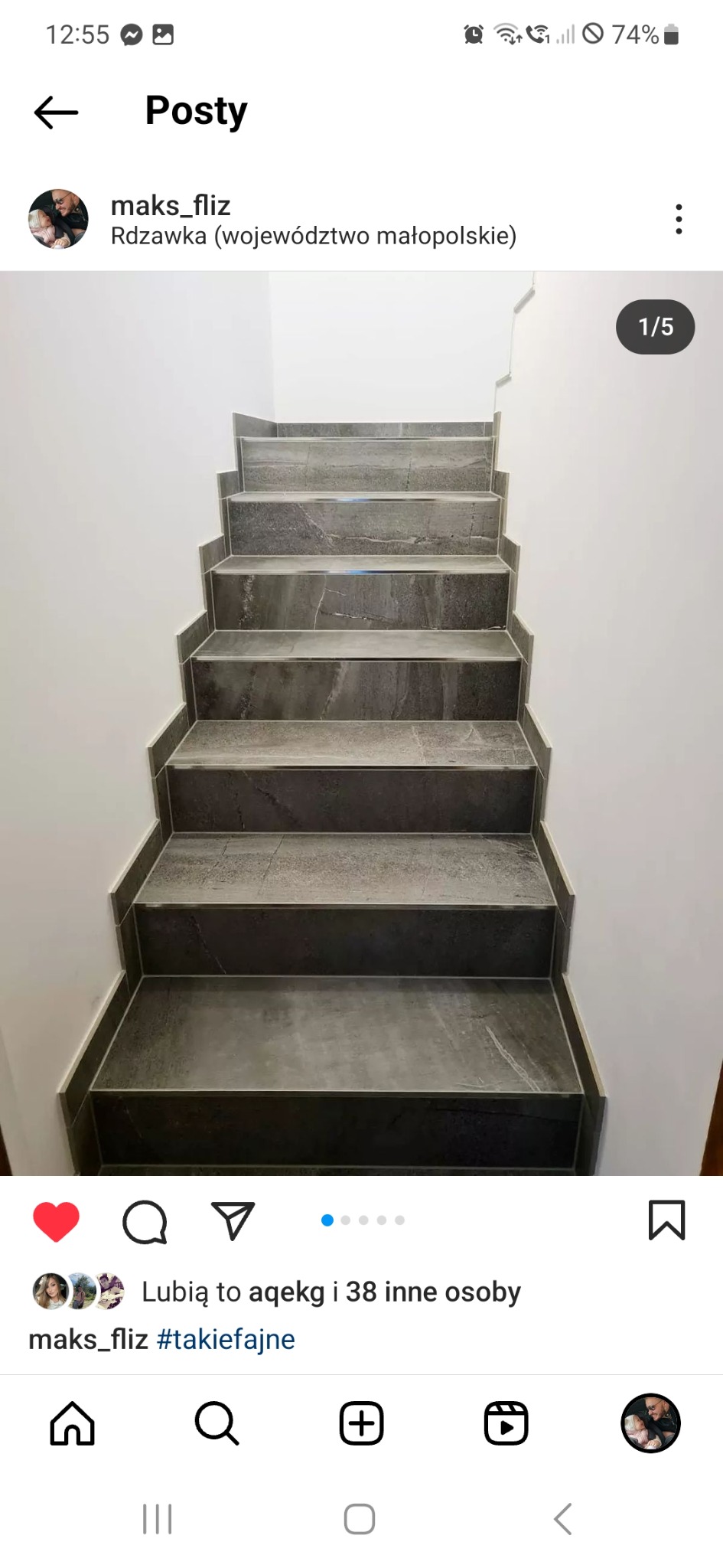 Schody wyłożone szarymi płytkami imitującymi marmur, z widocznymi fugami i minimalistycznym wykończeniem przy ścianie.