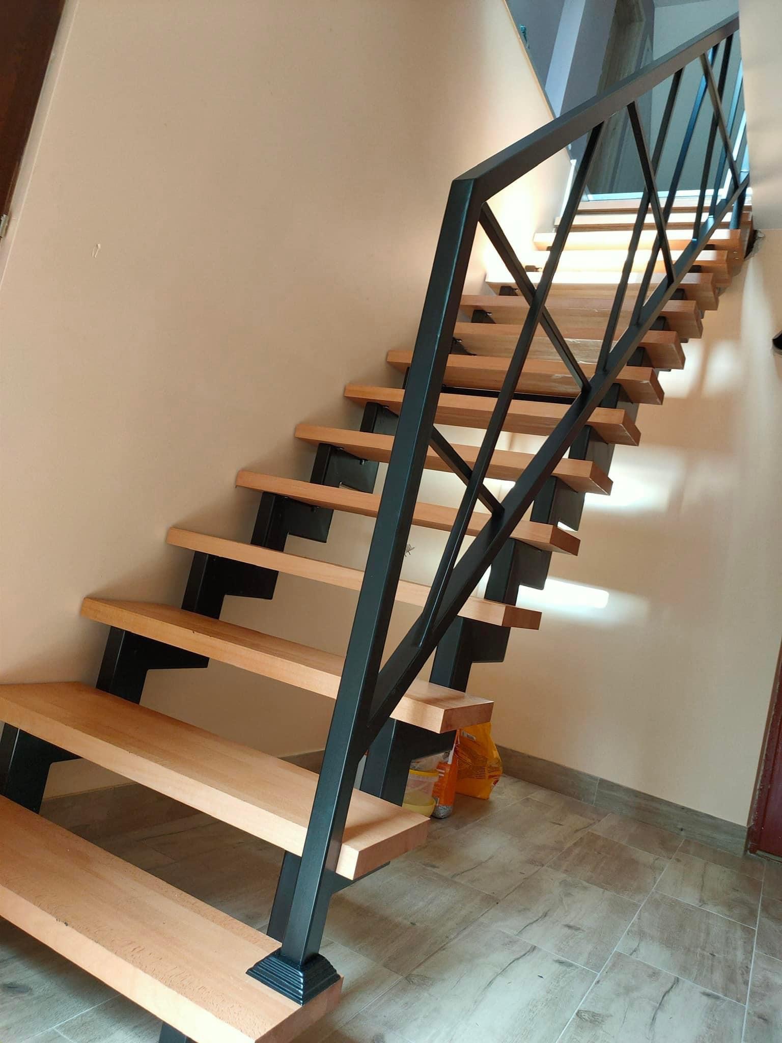 Schody wewnątrz domu w stylu loft