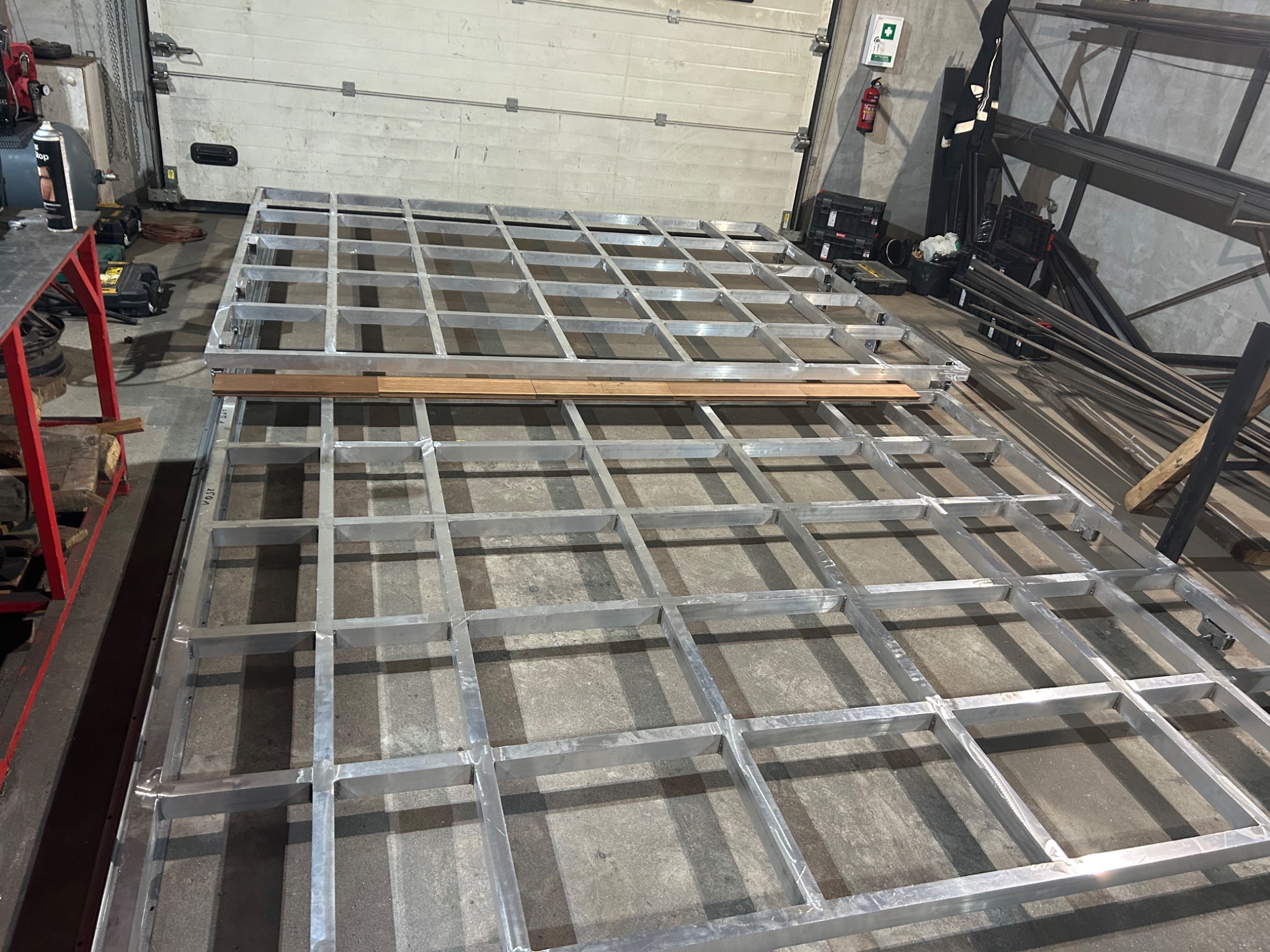 Konstrukcja jezdna - zakrywająca basen zewnętrzny Podesty z profili aluminiowych