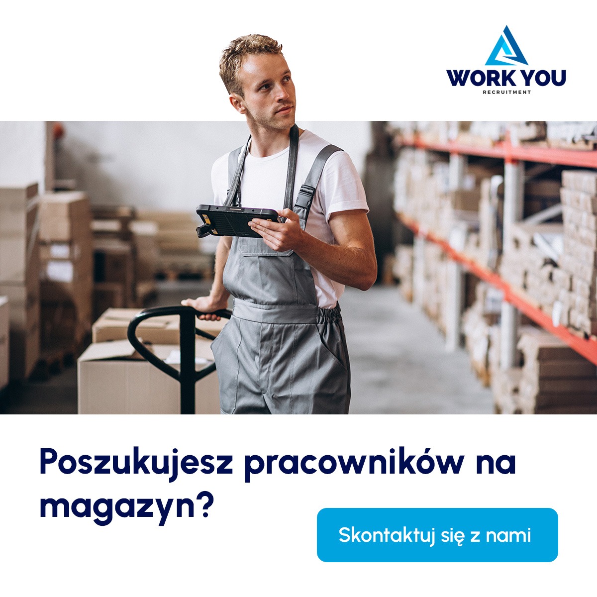Pracownik magazynu w szarym kombinezonie obsługuje wózek paletowy i używa tabletu, w tle regały magazynowe.