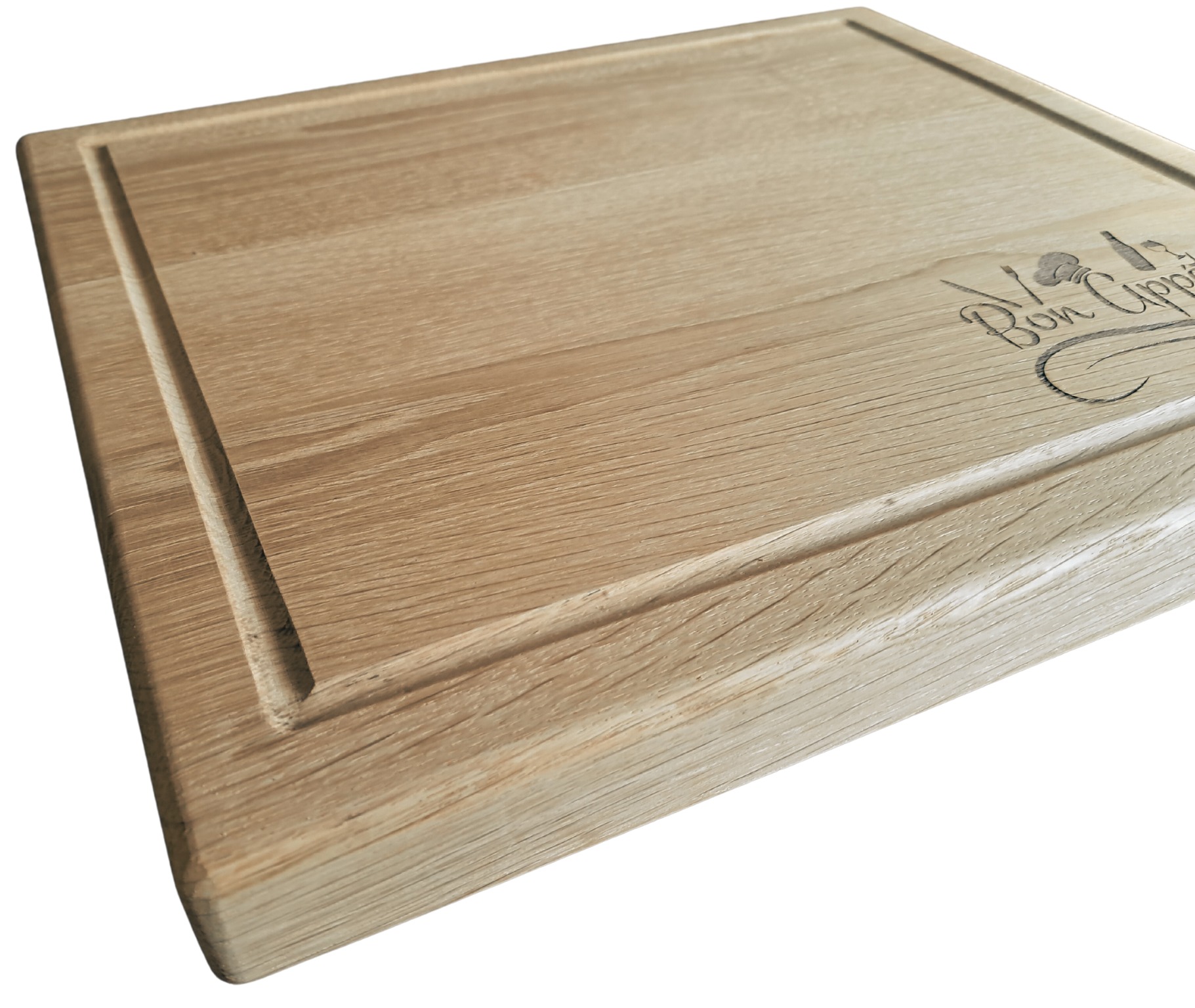 Jasna, drewniana deska do krojenia z wyżłobionym rowkiem i wygrawerowanym napisem 'Bon Appetit' oraz symbolami kucharza, sztućców i butelki wina.