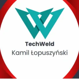 Logo firmy TechWeld Kamil Łopuszyński z abstrakcyjnym symbolem w kształcie litery W, otoczone czerwonymi i szarymi elementami graficznymi.