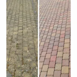 Porównanie stanu kostki brukowej przed i po czyszczeniu: po lewej stronie kostka pokryta mchem i zabrudzeniami, po prawej - czysta, z odzyskanym kolorem i fakturą.