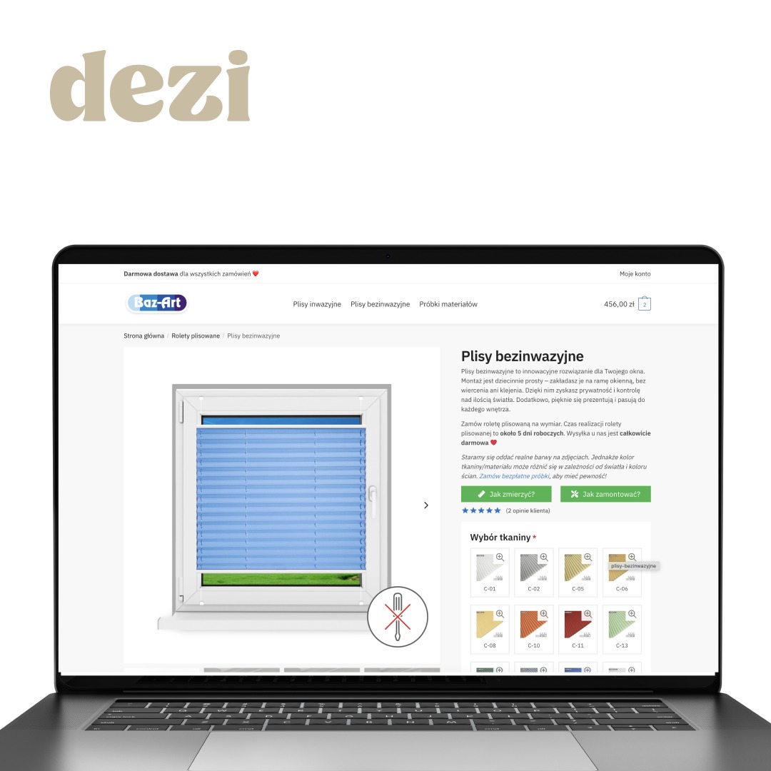 Laptop wyświetlający stronę internetową z ofertą rolet plisowanych bezinwazyjnych w kolorze błękitnym, widok na okno z zamontowaną roletą i opcje wyboru tkanin.