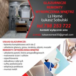 Reklama firmy remontowej Ls Home z wizualizacją nowoczesnej łazienki z drewnianą szafką pod umywalką, okrągłym lustrem z podświetleniem LED oraz panelem prysznicowym w kolorze czarnym. Na grafice...