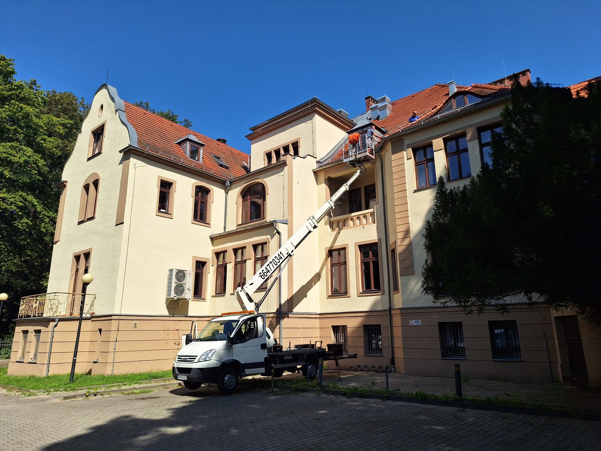 Prace przy naprawie dachu