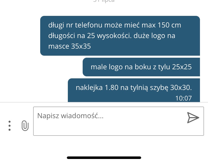 Zrzut ekranu konwersacji tekstowej z informacjami o specyfikacjach dotyczących długości numeru telefonu, rozmiarów logo i naklejek, prawdopodobnie w kontekście projektowania lub produkcji.