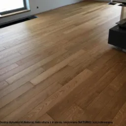 Ułożona dębowa podłoga w odcieniach naturalnego drewna, wykończona olejem, z mikrofazą na czterech stronach, widoczne szczotkowanie i fragment kominka.