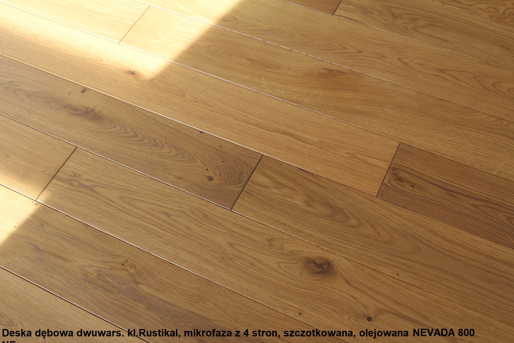 Dwuwarsstwowa deska dębowa w klasie Rustikal, z mikrofazą na czterech stronach, szczotkowana i olejowana, model Nevada 800, oświetlona naturalnym światłem