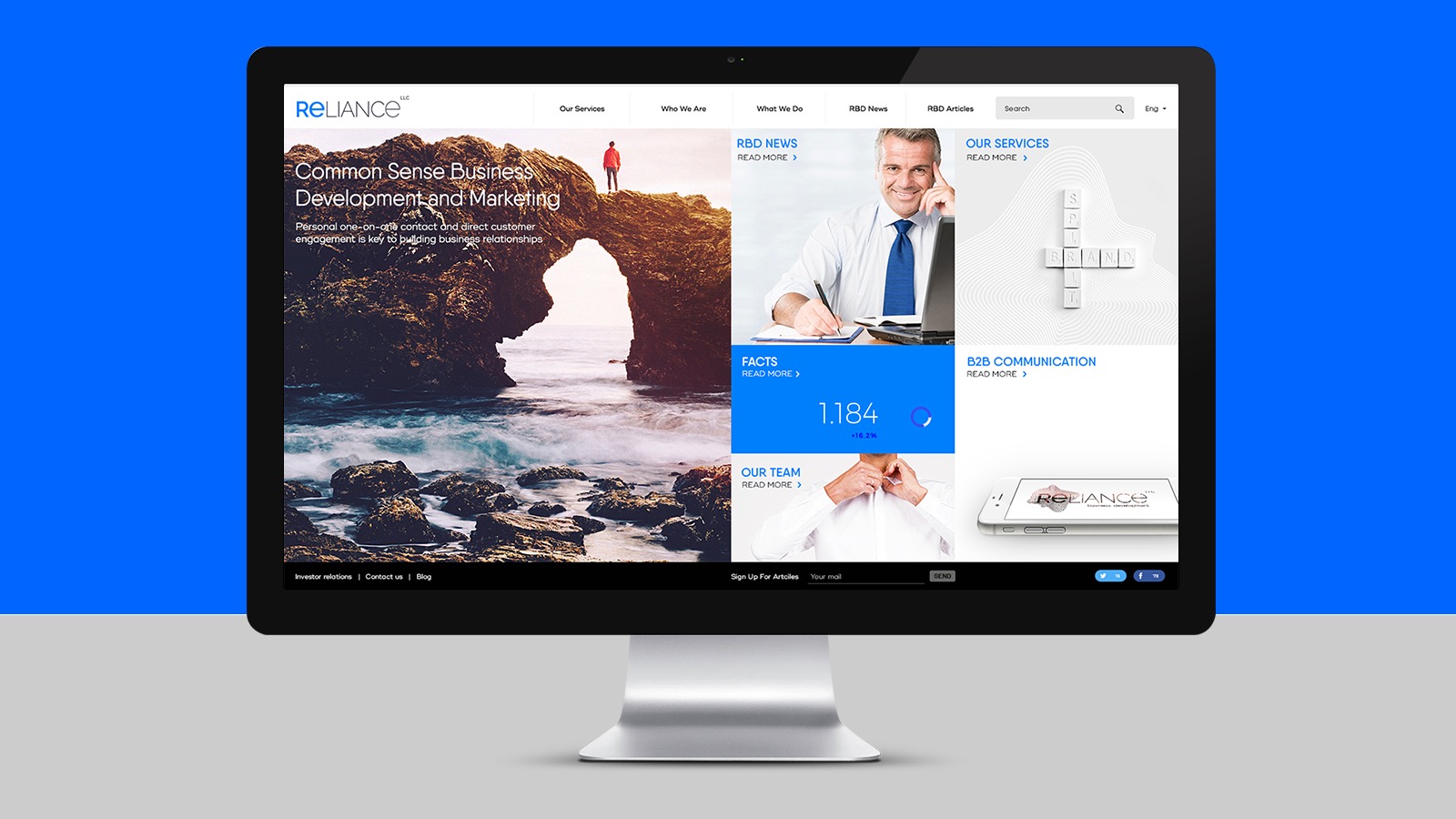 Ekran komputera wyświetla stronę internetową z motywem biznesowym, prezentującą nagłówek z logo firmy, sekcję z malowniczym krajobrazem skalnym i osobą na szczycie, obok sekcji z wizerunkiem...
