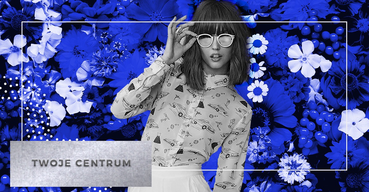 Modelka w okularach i koszuli z motywem aut na tle kwiatowego wzoru w odcieniach bieli i błękitu.