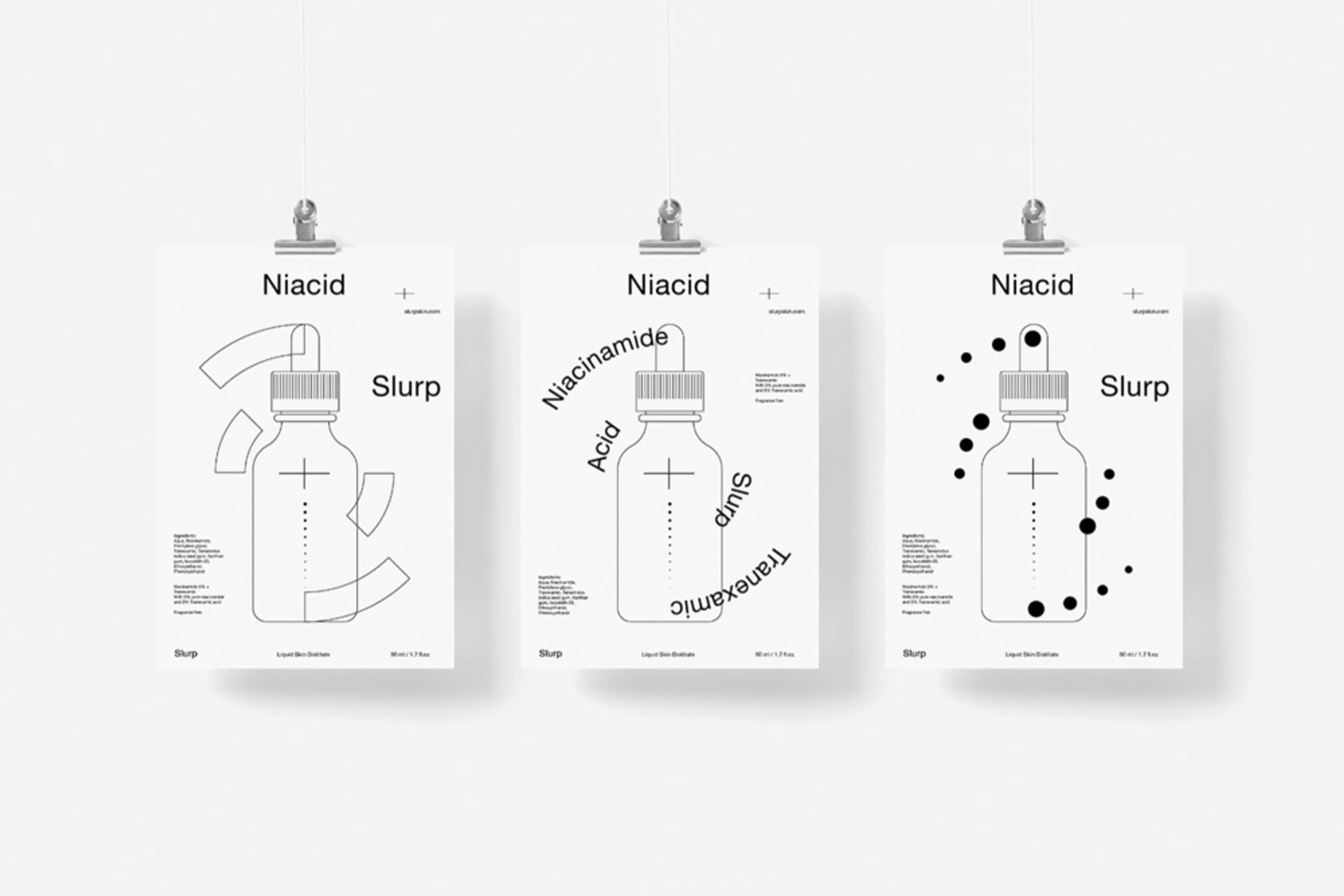 Trzy plakaty wiszące na sznurkach prezentują minimalistyczne grafiki butelek kosmetycznych z pipetami, z różnymi układami kropek i napisów, utrzymane w czarno-białej kolorystyce.