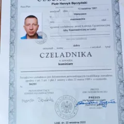 Skan świadectwa czeladniczego Piotra Henryka Bęczyńskiego z Izby Rzemieślniczej w Łodzi, potwierdzającego kwalifikacje w zawodzie kominiarza, z pieczęciami i podpisami.