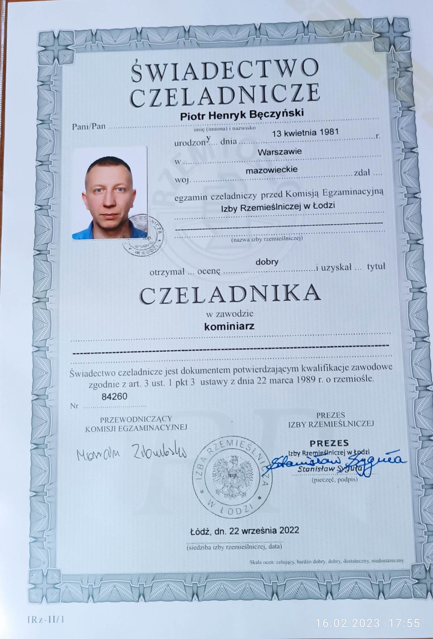 Skan świadectwa czeladniczego Piotra Henryka Bęczyńskiego z Izby Rzemieślniczej w Łodzi, potwierdzającego kwalifikacje w zawodzie kominiarza, z pieczęciami i podpisami.