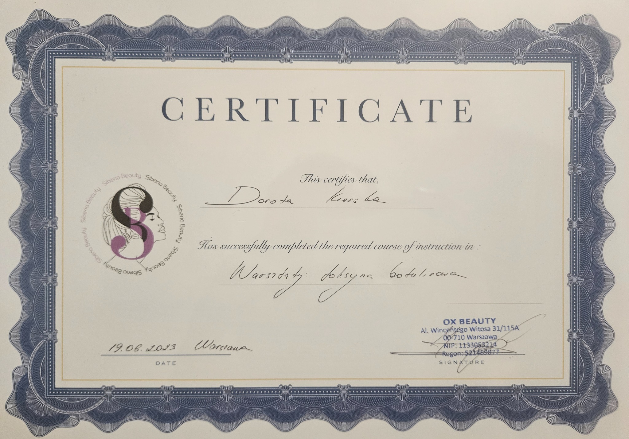 Certyfikat ukończenia kursu z zakresu wstrzykiwania toksyny botulinowej, wystawiony przez OX BEAUTY dla Doroty Kierskiej, z logo firmy Siberia Beauty w lewym górnym rogu i dekoracyjną niebieską ramką.