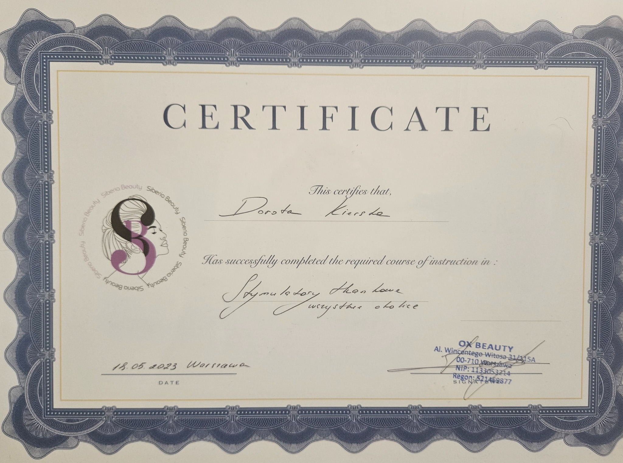 Skan certyfikatu ukończenia kursu z zakresu stymulatorów tkankowych, wystawionego przez OX Beauty dla Doroty Kierskiej, datowany na 18.05.2023, z ozdobną ramką i logo Siberia Beauty.