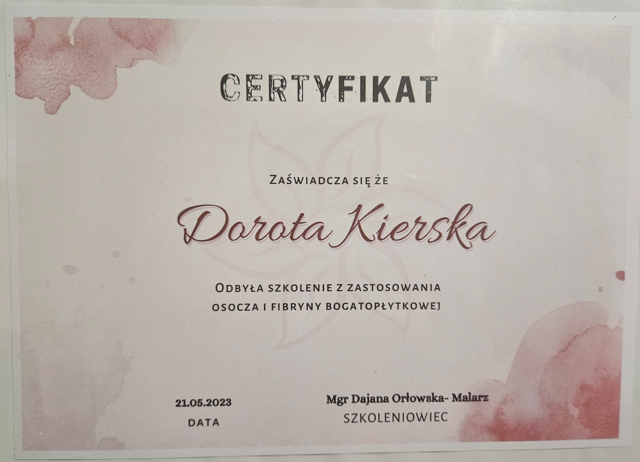 Certyfikat ukończenia szkolenia z zastosowania osocza i fibryny bogatopłytkowej, z imieniem Dorota Kierska, podpisany przez Mgr Dajanę Orłowską-Malarz.