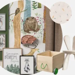 Aranżacja pokoju dziecięcego w Poznaniu z motywem leśnym: drewniany wózek z zielonym uchwytem, krzesełko z uszami królika, ilustracje zwierząt leśnych na ścianie i dekoracyjne elementy z drewna.